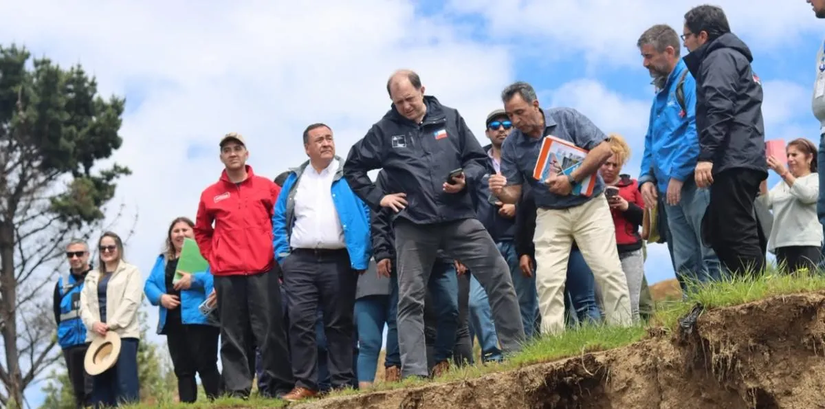"Problemas de diseño graves": Ministro Poduje anuncia medidas para proteger de nuevos deslizamientos de tierra en villa de Arauco