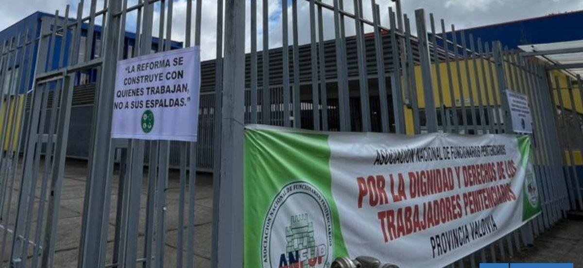 Gendarmes se manifiestan al interior de la cárcel de Valdivia en rechazo a reforma a la institución