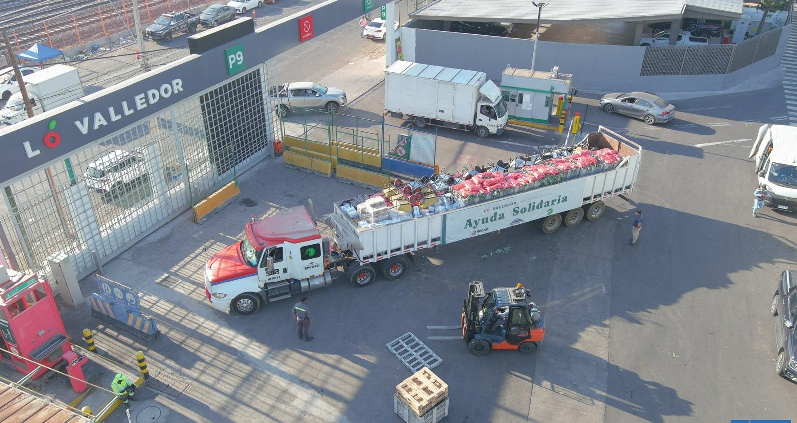 Entregan más de 40 toneladas de alimentos e insumos para damnificados por incendios del Bío Bío