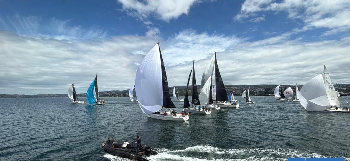 Más de 60 veleros zarpan desde Chiloé: recorrerán el archipiélago durante una semana para competencias