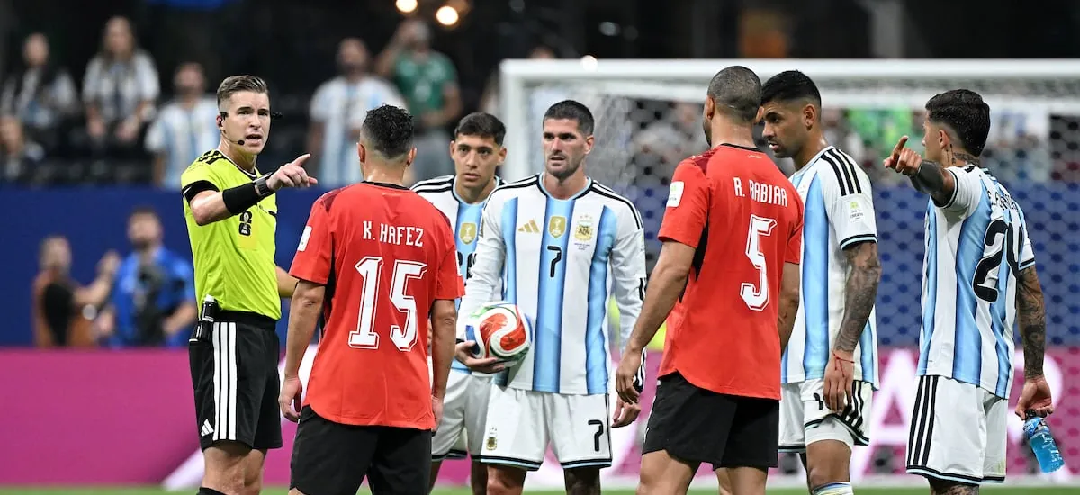 En Argentina se defienden por el arbitraje en el Mundial: “Para el equipo que pierde siempre van a buscar polémica”