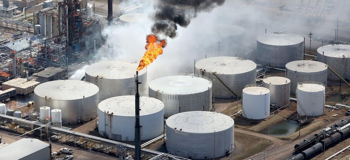 Precios del petróleo se disparan a máximos de un año tras ataque de Estados Unidos e Israel contra Irán