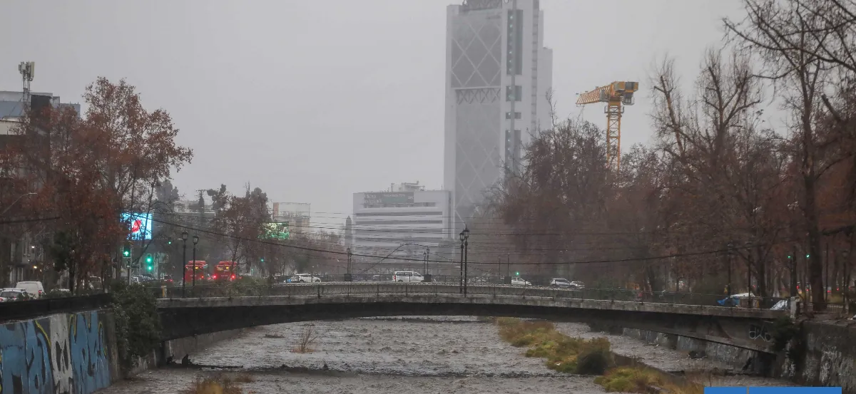 Aguas Andinas descarta turbiedad en ríos Maipo y Mapocho tras monitoreo por intensas lluvias en la RM