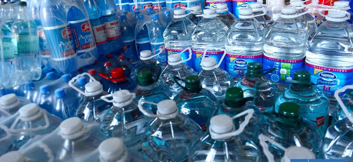 Casi $13 mil de diferencia por mismo formato: Sernac revela análisis a la venta de agua embotellada