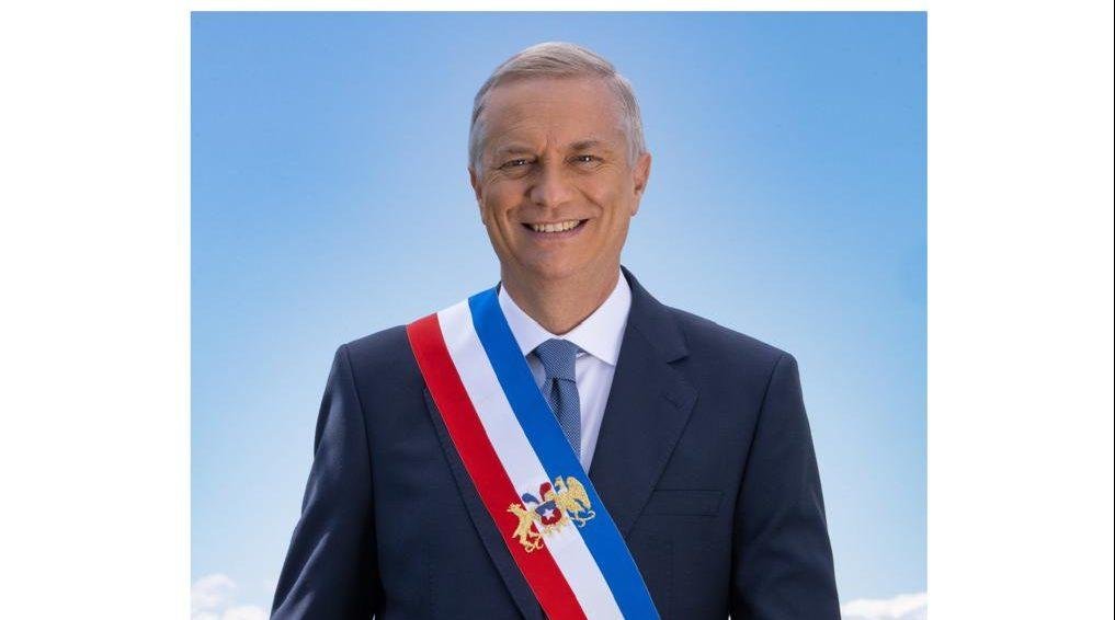 “Camina hacia adelante, dejando atrás la tormenta”: Revelan la foto presidencial oficial de José Antonio kast