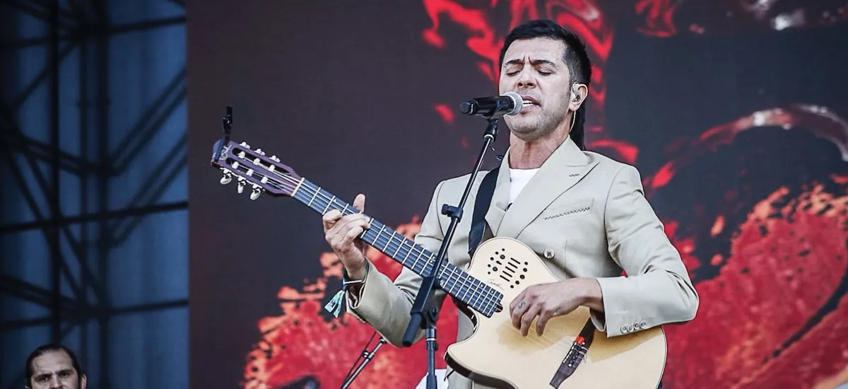 Gepe hace frente al calor con fruta y té en el Lolla y Cancamusa de invitada estelar