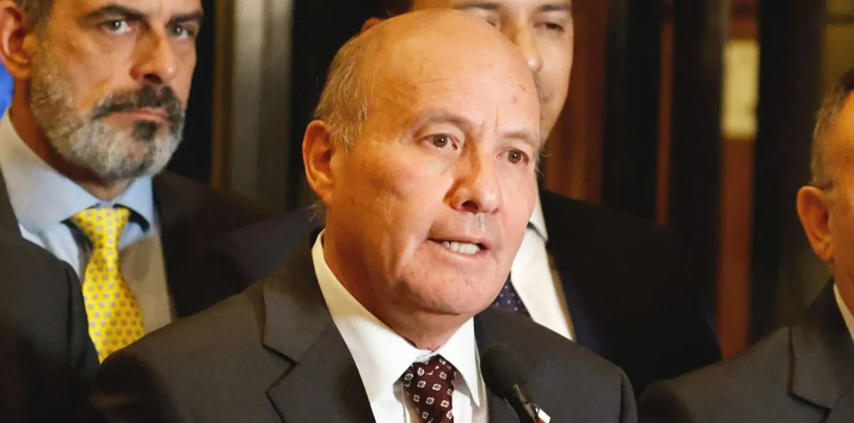 "Jamás ocuparía una palabra como esa": Ministro Quiroz se desmarca de publicación del Gobierno que acusaba la "quiebra" del Estado