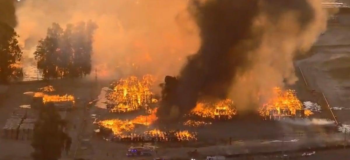 Llaman a evacuar sector de Puente Alto por incendio en planta industrial de CMPC