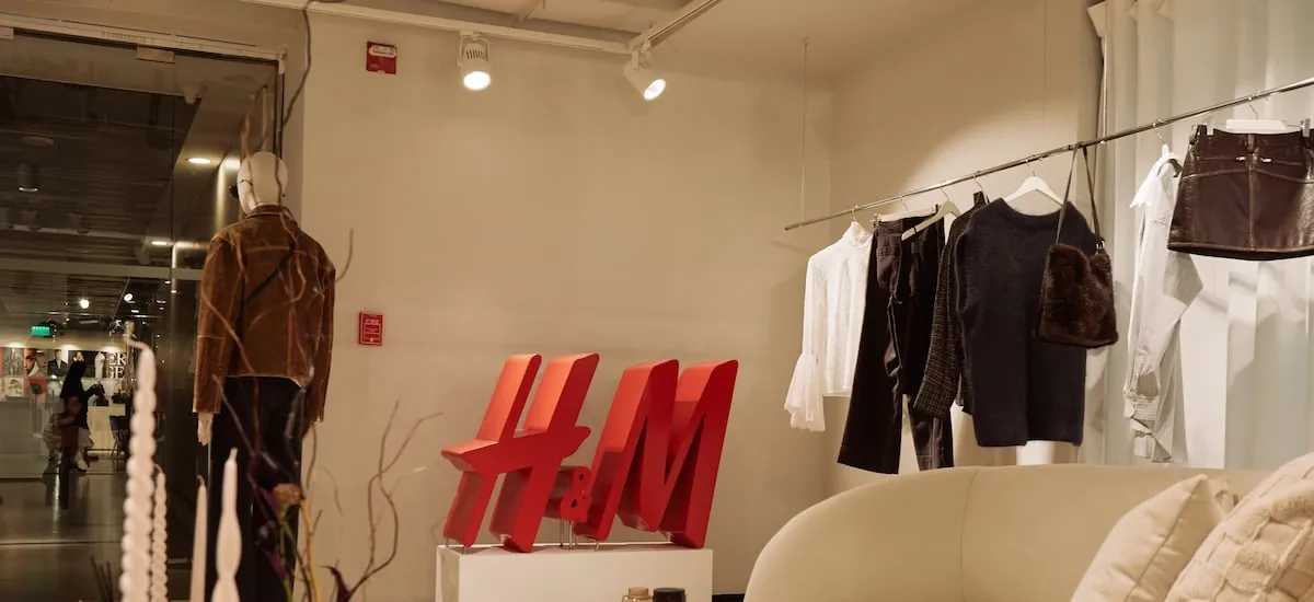 Cómo es el renovado showroom de H&M en Santiago donde adelantó su colección otoño/invierno