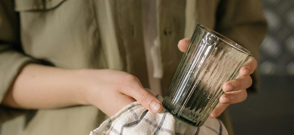 Por qué los paños de cocina viejos secan mejor que los nuevos, según la ciencia