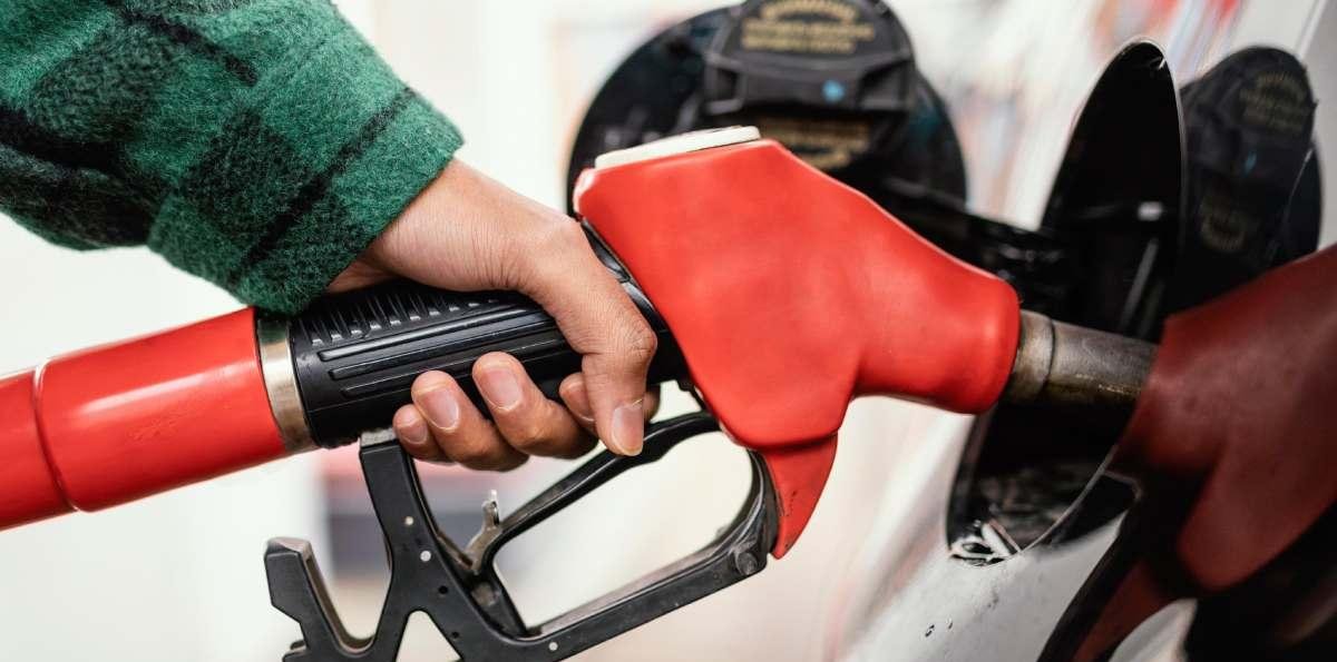 Descuentos en bencina: cómo ahorrar hasta $300 por litro en marzo