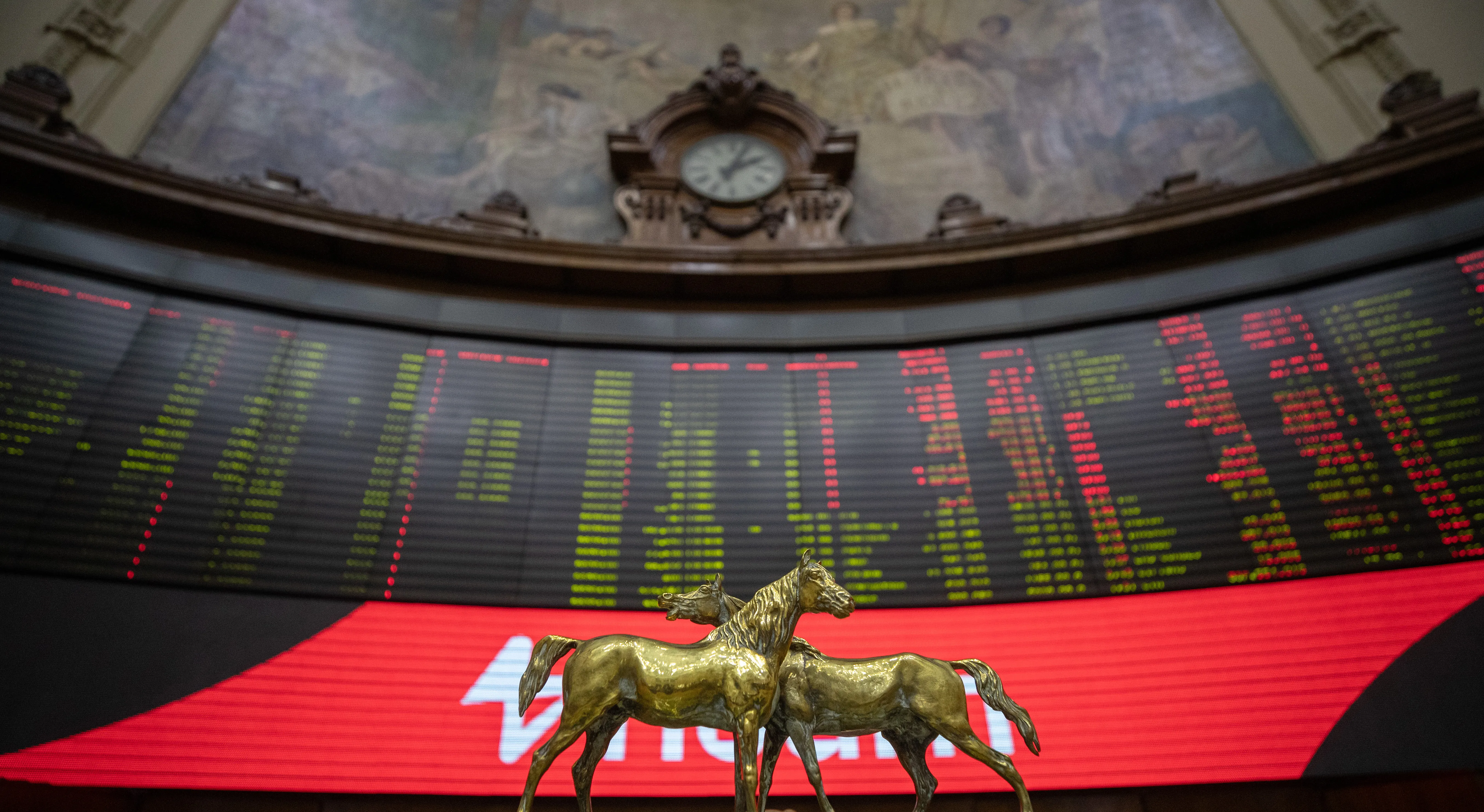 Mientras Wall Street marca nuevos récords la Bolsa de Santiago se desploma 2,31%