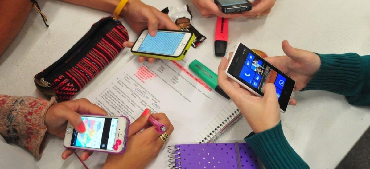 Uso de celulares por parte de profesores será regulado por reglamentos internos de cada establecimiento educacional