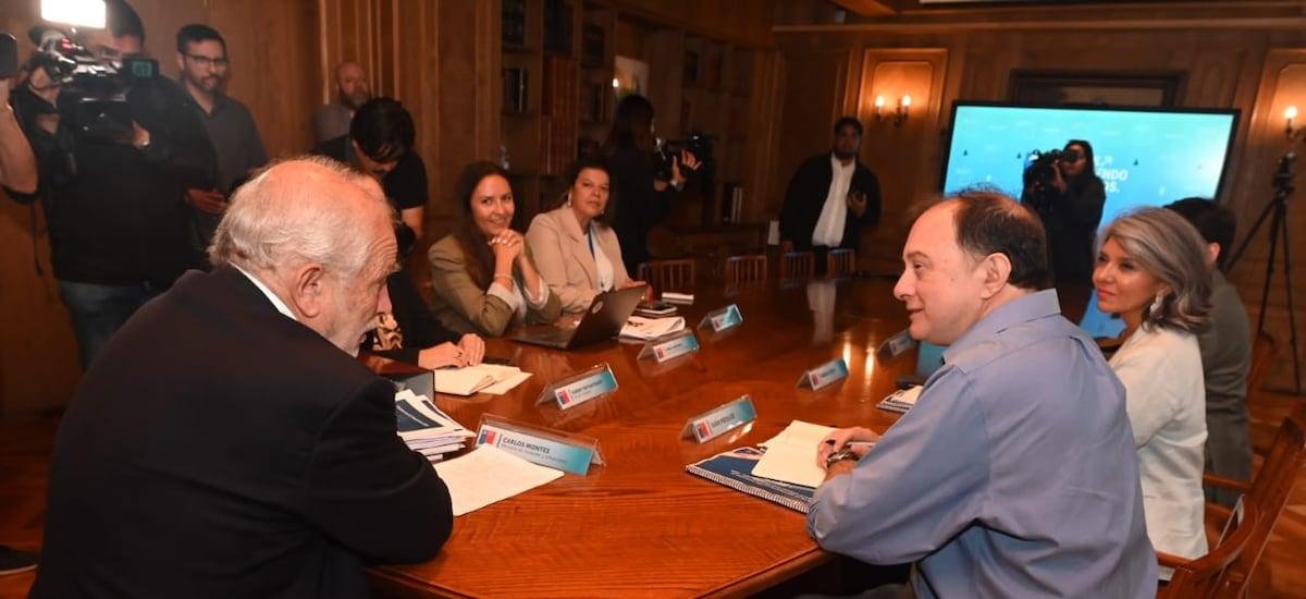 Montes y Poduje sacan bandera blanca en cita de traspaso del Minvu marcada por desacuerdo en cifras de reconstrucción