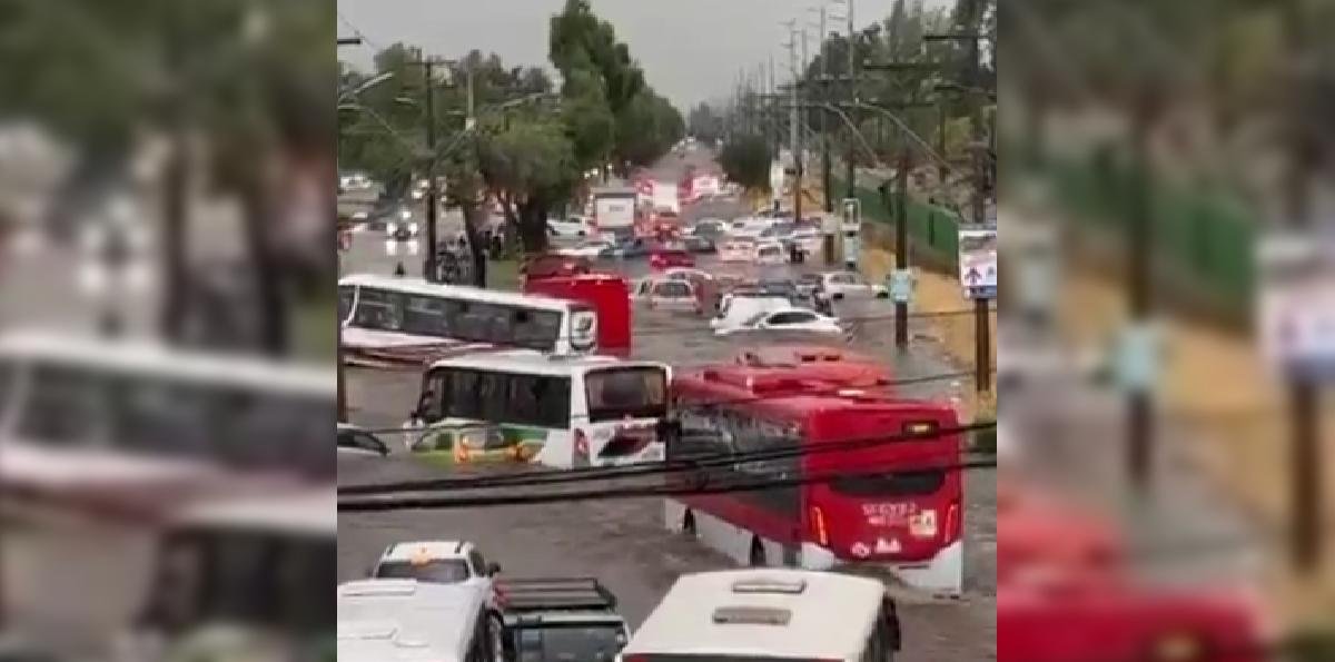 Desbordes y vehículos arrastrados: violento pulso de lluvia estival causa estragos en la RM
