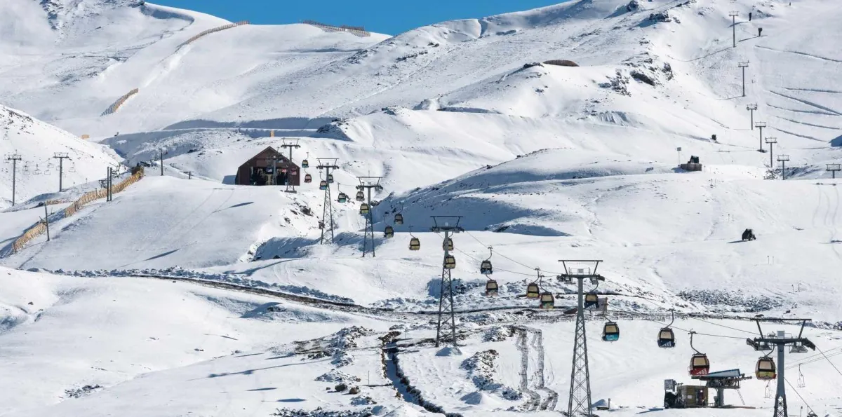 Rescatan a turista estadounidense que se perdió mientras esquiaba en Valle Nevado