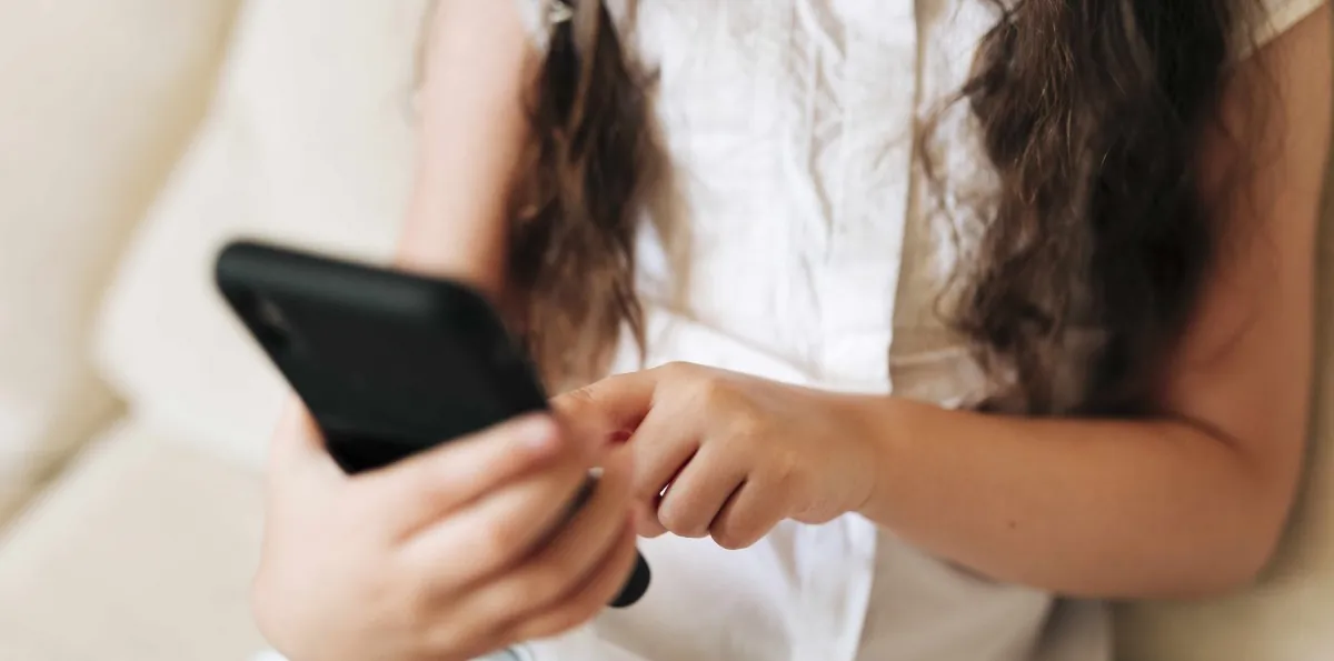Estudio advierte uso temprano de internet en niños: Así puedes configurar el control parental en tu celular