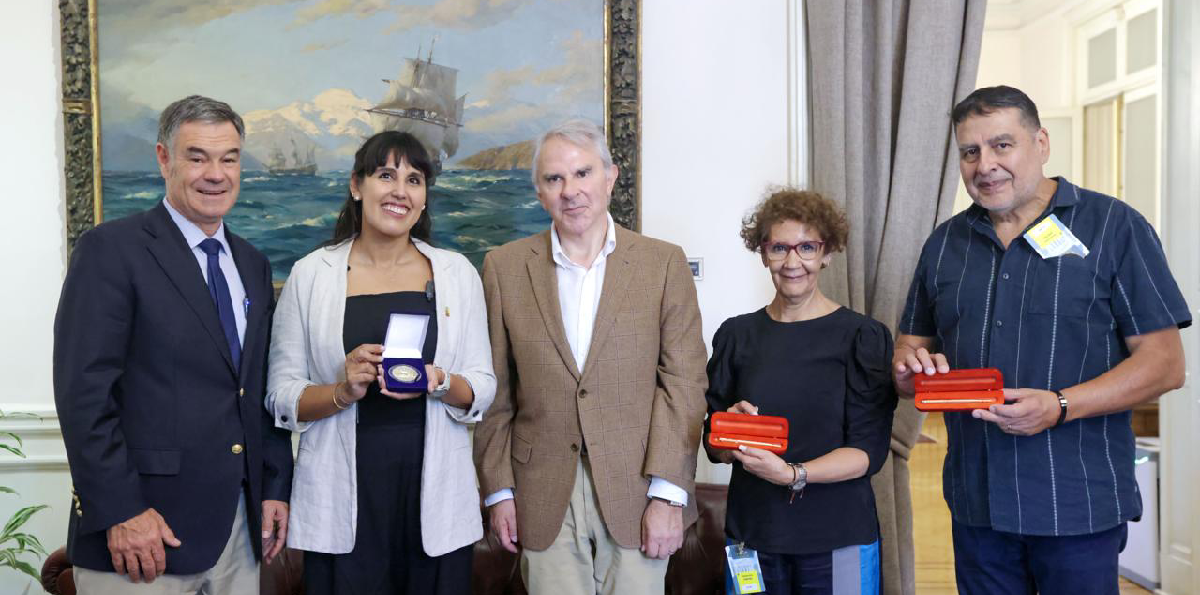 Senado entregó medalla a Bárbara Hernández por sus éxitos deportivos en aguas gélidas