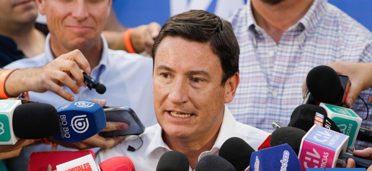 Squella (REP) acusa "avivada" por candidatura de Bachelet insistiendo en que es el "amarre más grande"