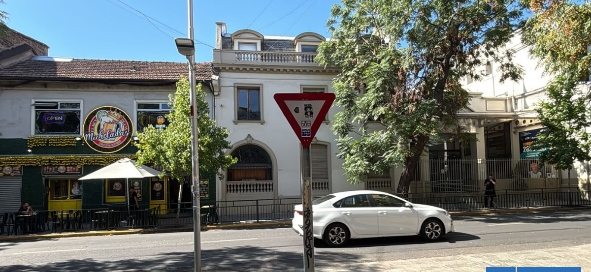 Preocupación en apoderados de un colegio de Santiago: al lado llegó un local del Rey de las Micheladas