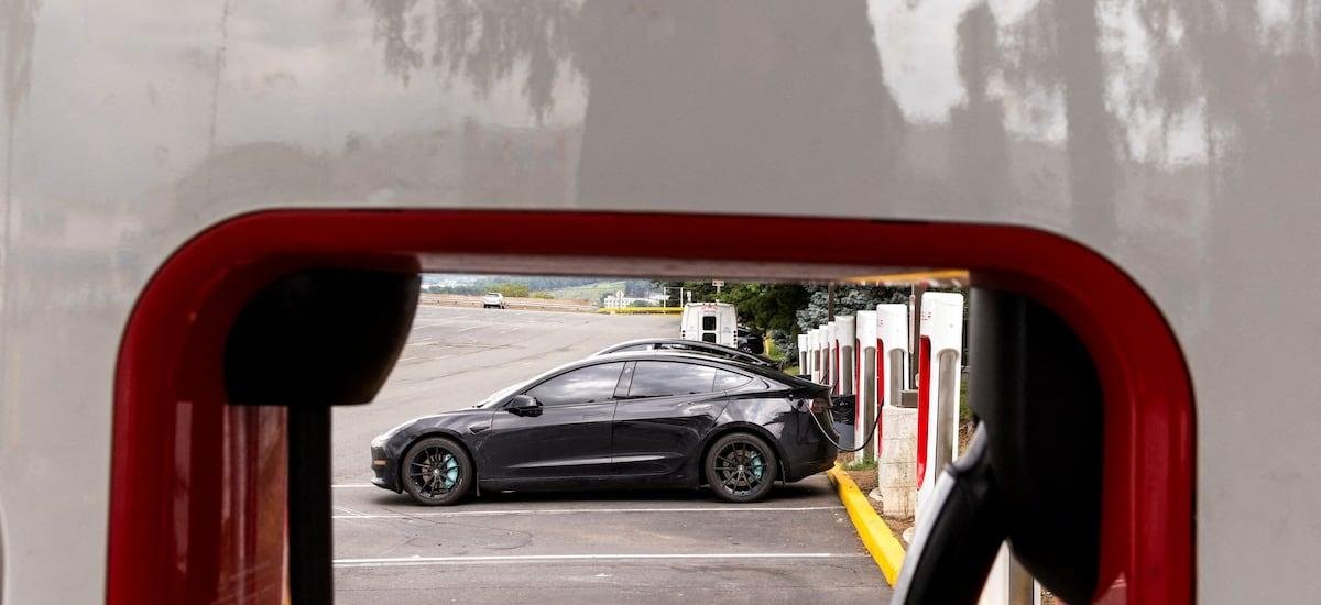Tesla toma polémica decisión sobre conducción autónoma: será por suscripción mensual - La Tercera