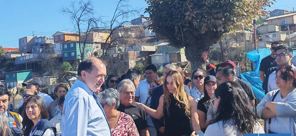 Ministro Poduje se reúne con damnificados de megaincendio de Viña del Mar para abordar reconstrucción