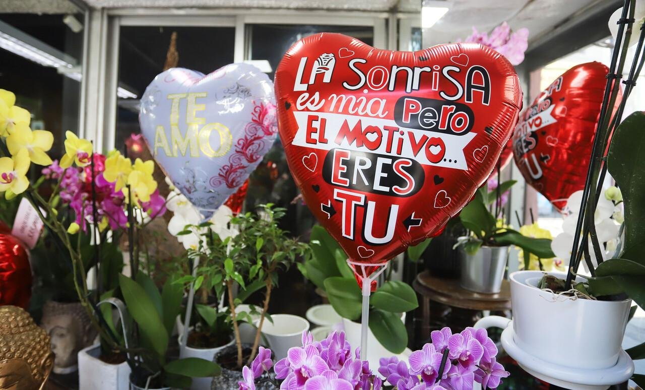 6 de cada 10 trabajadores en Chile se enamoraron en el trabajo alguna vez: 17% llegó a formar una familia con esa persona