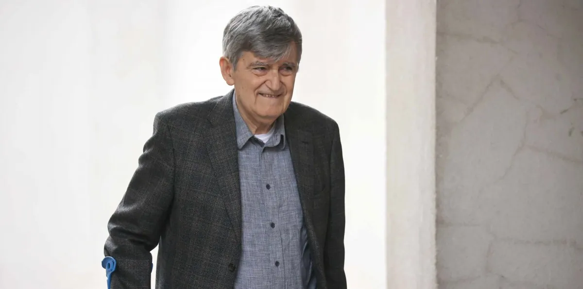 Se agrava estado de salud de Camilo Escalona: Familia y dirigentes políticos llegan a Clínica Inidsa para acompañarlo
