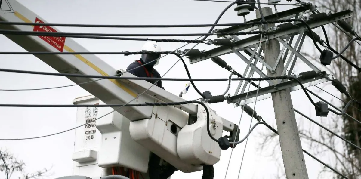 Cortes de luz de hasta ocho horas: Estas son las 8 comunas de la RM afectadas este miércoles 29 de abril