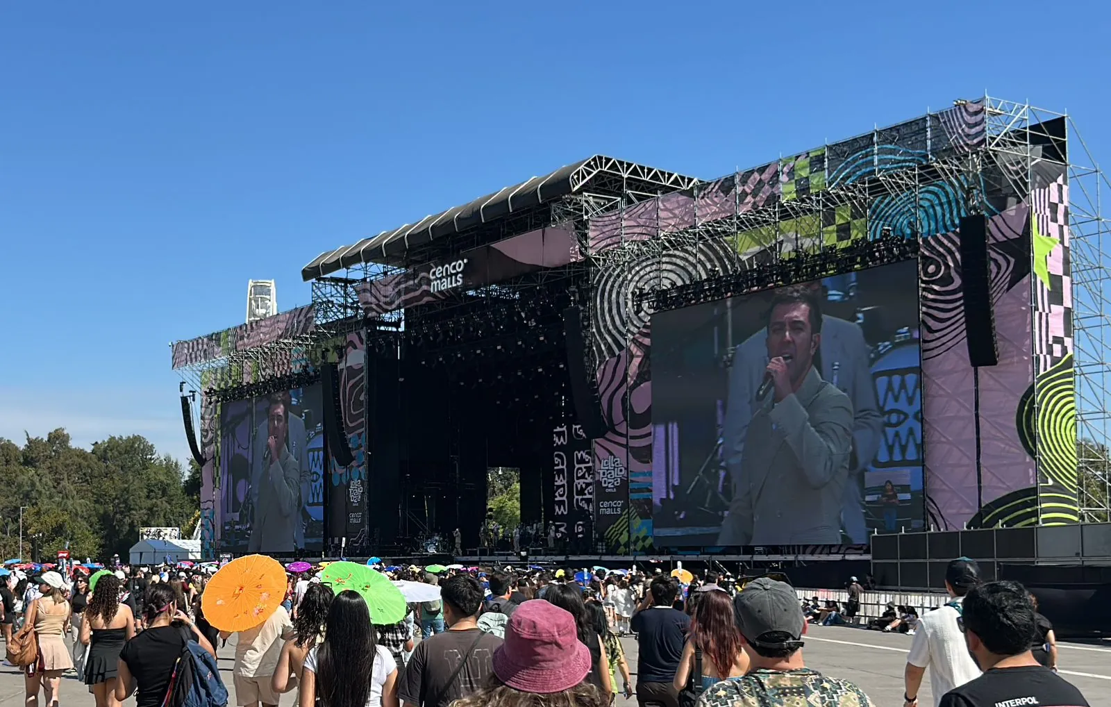 Gepe encantó en la primera jornada de Lollapalooza 2026: frutas, té y una sorpresa con Cancamusa en el Cenco Malls Stage