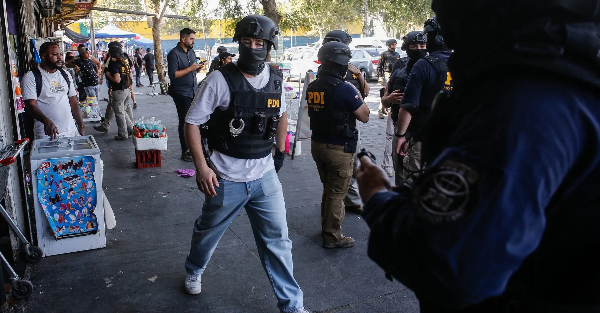 Fiscalización migratoria en el Persa Bío Bío: Extranjeros sin documentos son trasladados por la PDI durante operativo