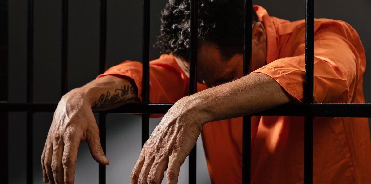 Luz encendida 24 horas y celdas con 80 presos: así funciona la cárcel de Bukele que concentra la atención Kast