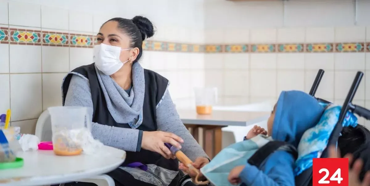 216 mil personas cuidadoras hay en Chile: 86% son mujeres y muchas ejercen como “mamás” sin serlo