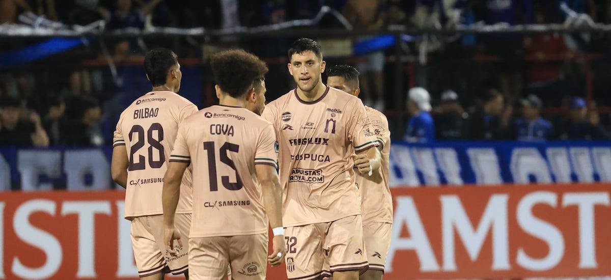 Cantos xenófobos de los hinchas de Huachipato contra Carabobo generan rechazo en Sudamérica