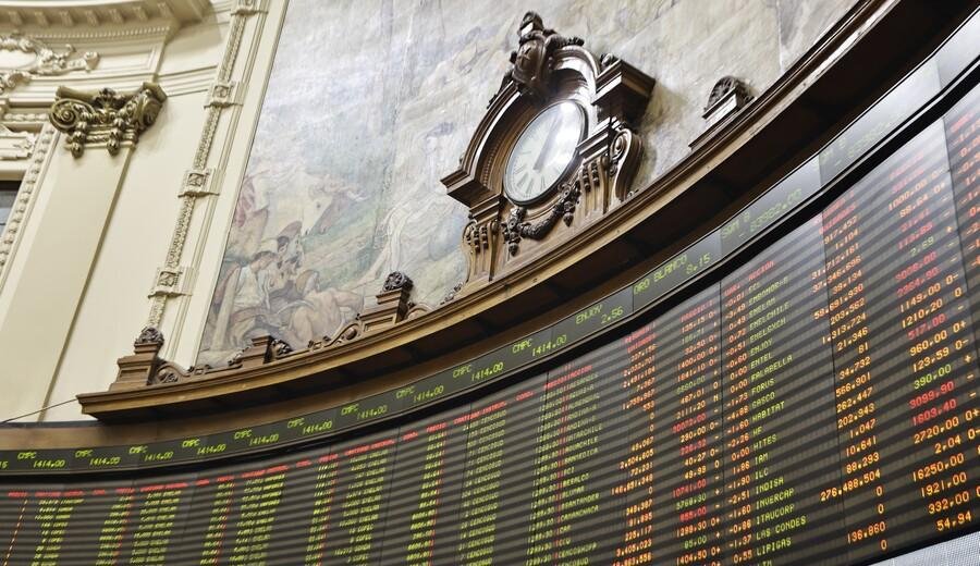 Bolsa de Santiago abre nuevamente al alza impulsada por resultados positivos del sector aéreo