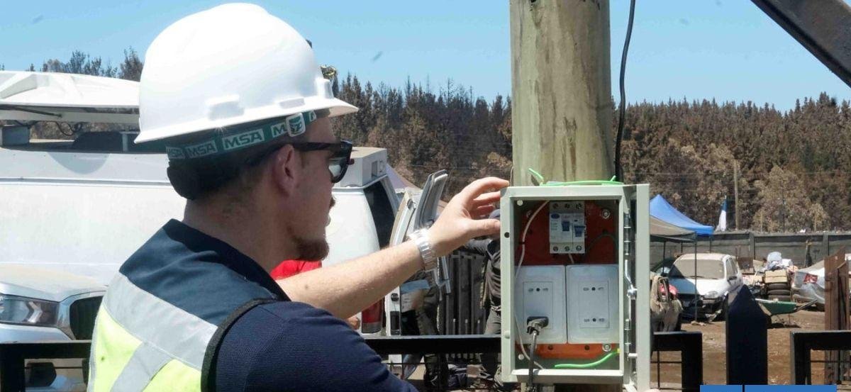 Con más de 640 postes instalados: CGE informa avance en conexión de clientes tras incendios en Bío Bío
