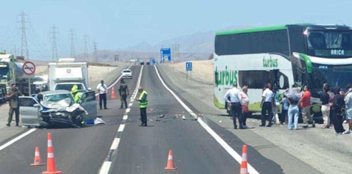 Auto chocó frontalmente contra bus en Mejillones: Conductora sin licencia admitió consumo de alcohol