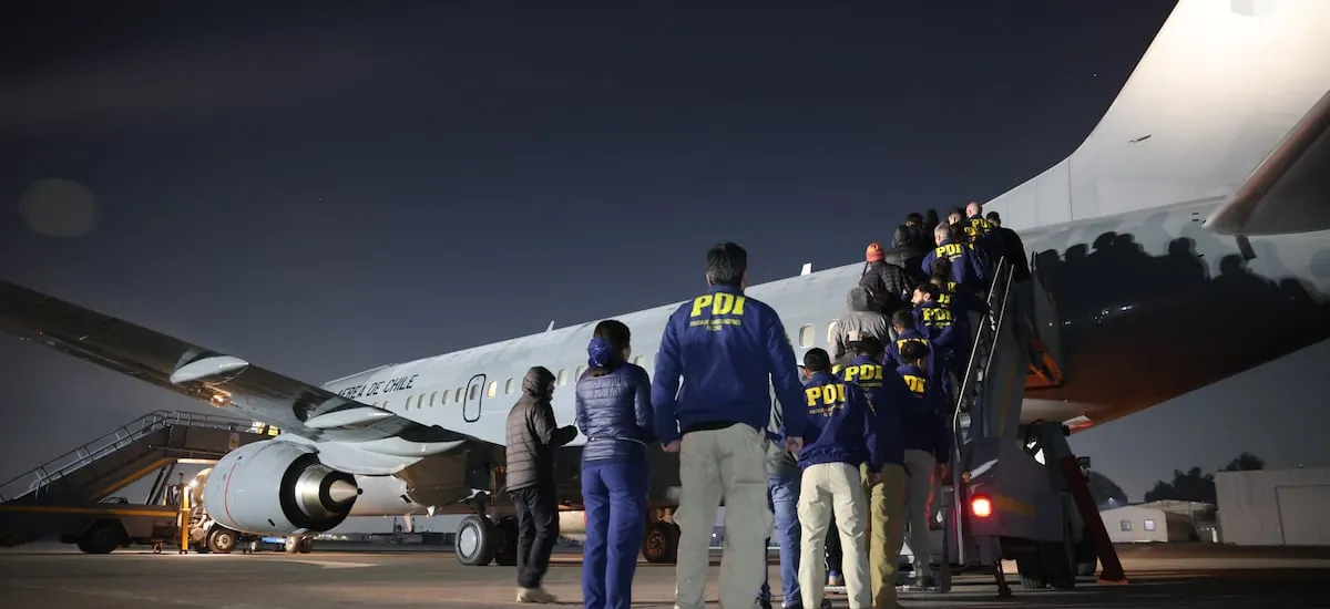 Expulsan del país a 45 migrantes de Colombia y República Dominicana a través de vuelo de la FACH