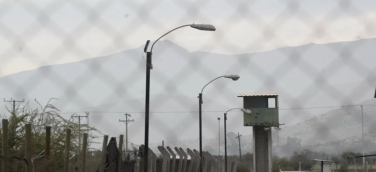 Gendarmería traslada a 21 exuniformados condenados por delitos de lesa humanidad al expenal Punta Peuco