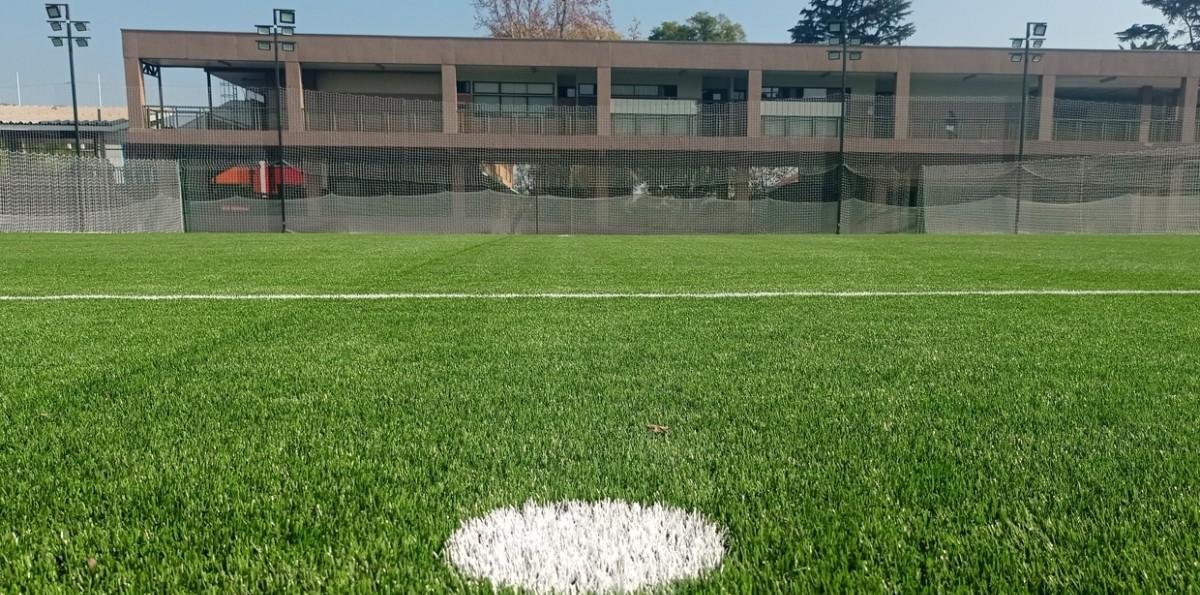 Proponen eliminar canchas de fútbol de los colegios en municipio español: "Las niñas quedan relegadas a los márgenes"