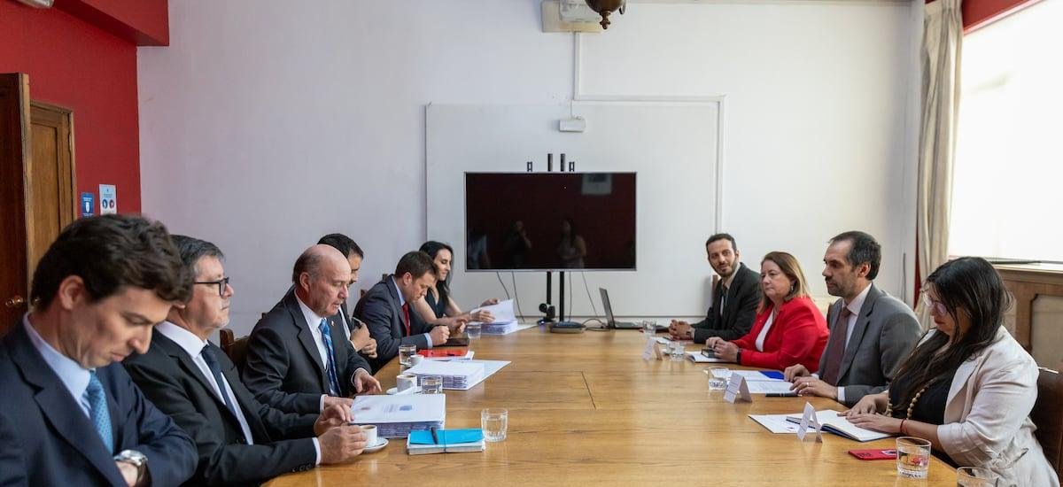 Equipos del ministro de Hacienda, Nicolás Grau, y su sucesor, Jorge Quiroz, se reúnen para el cambio de mando