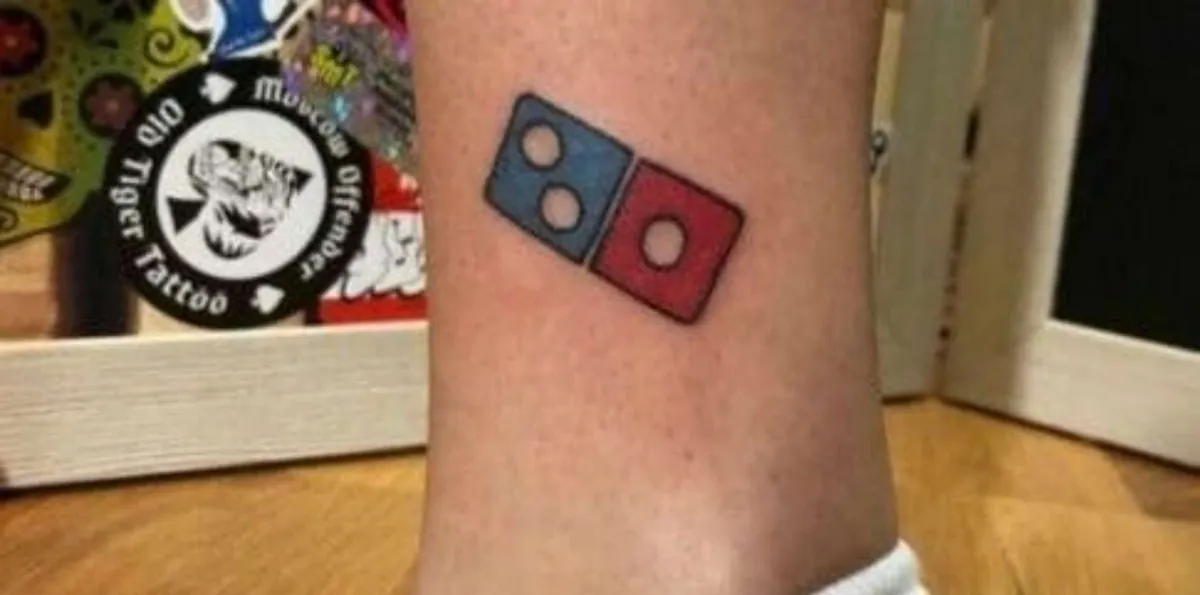 Se tatuó logo de pizzería para tener comida gratis por 100 años pero le quitaron el beneficio