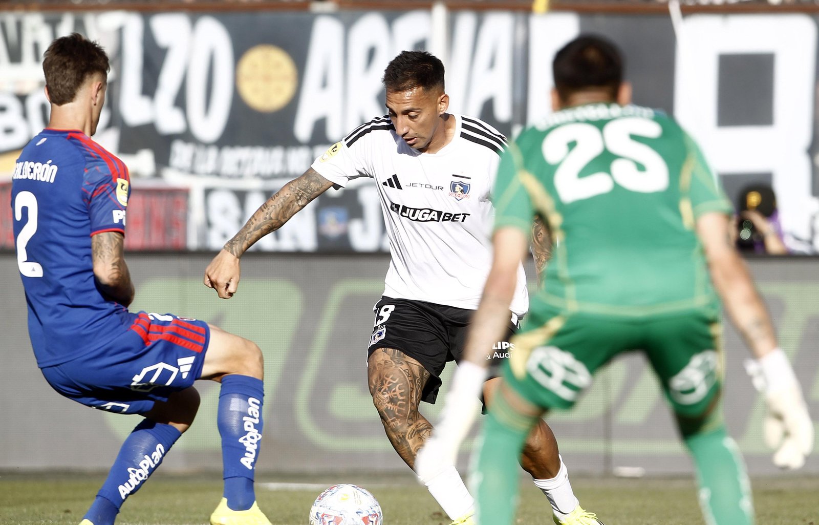 Hinchas albos estallan contra Correa y Ortiz tras dura derrota de Colo Colo ante la U