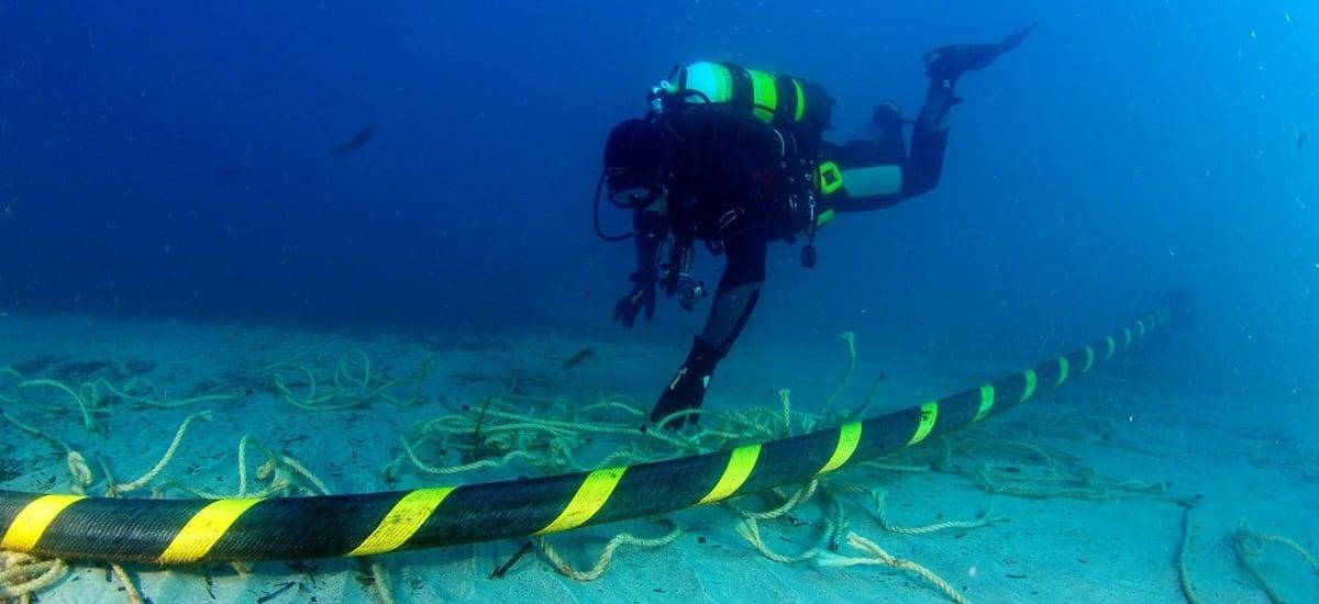 ¿Qué es una carretera digital submarina? Ventajas y riesgos de los cables bajo el mar que desataron la crisis diplomática