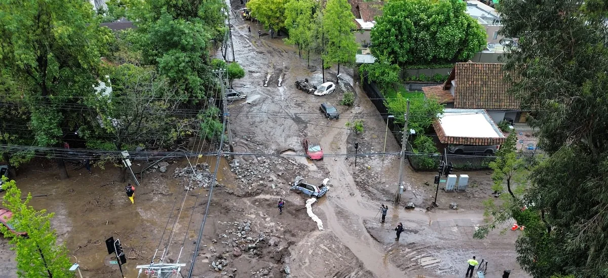 Aluvión en Las Condes: jardines suspenden clases y universidades tendrán clases online