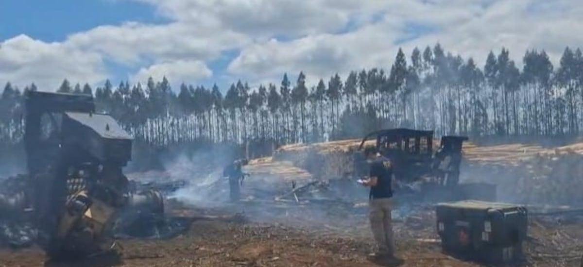 Ataque incendiario en La Araucanía deja cuatro vehículos afectados: dejan lienzo con mensaje