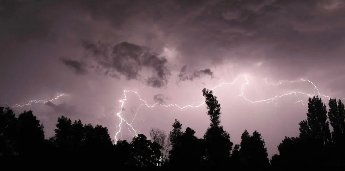 Actualizan alerta meteorológica por tormentas eléctricas en la RM y Valparaíso: Conoce cuándo llega el evento