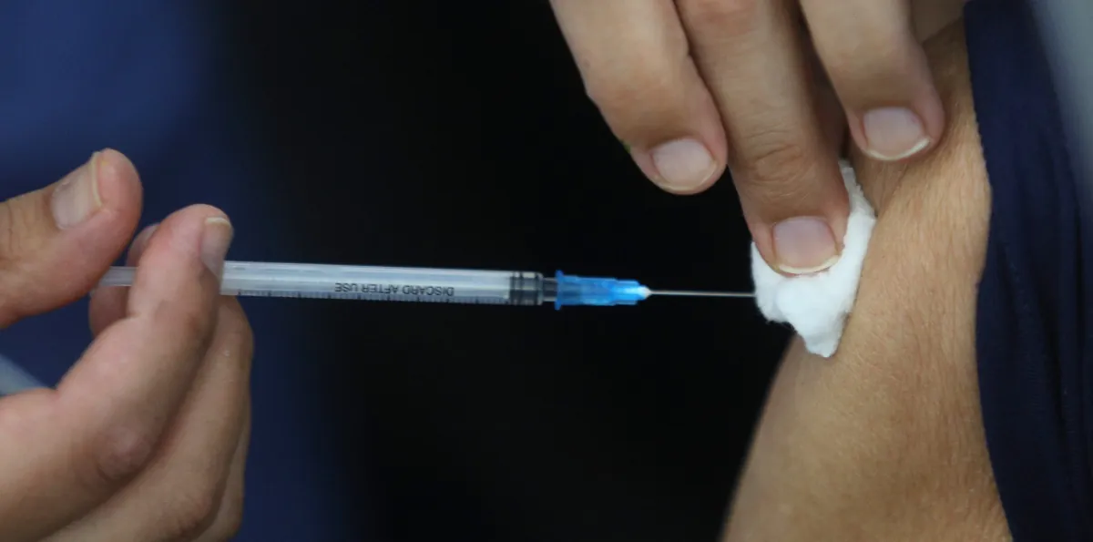 A quiénes apuntó el operativo de vacunación del Minsal contra el tétanos y la hepatitis A en la RM