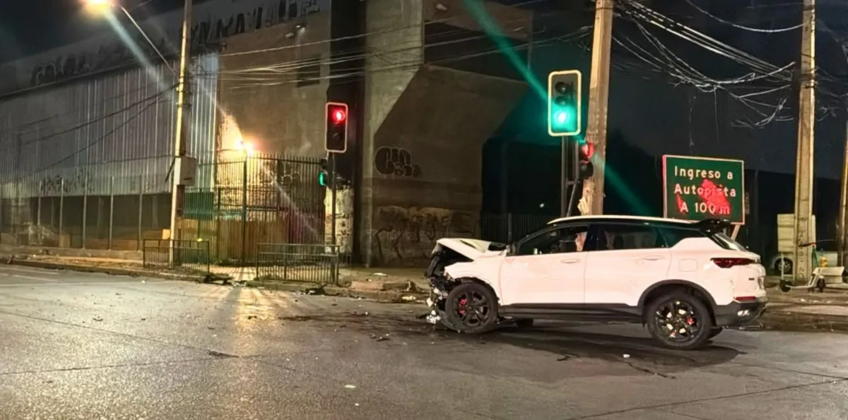 Colisión entre patrulla policial y vehículo particular deja tres Carabineros lesionados en San Miguel