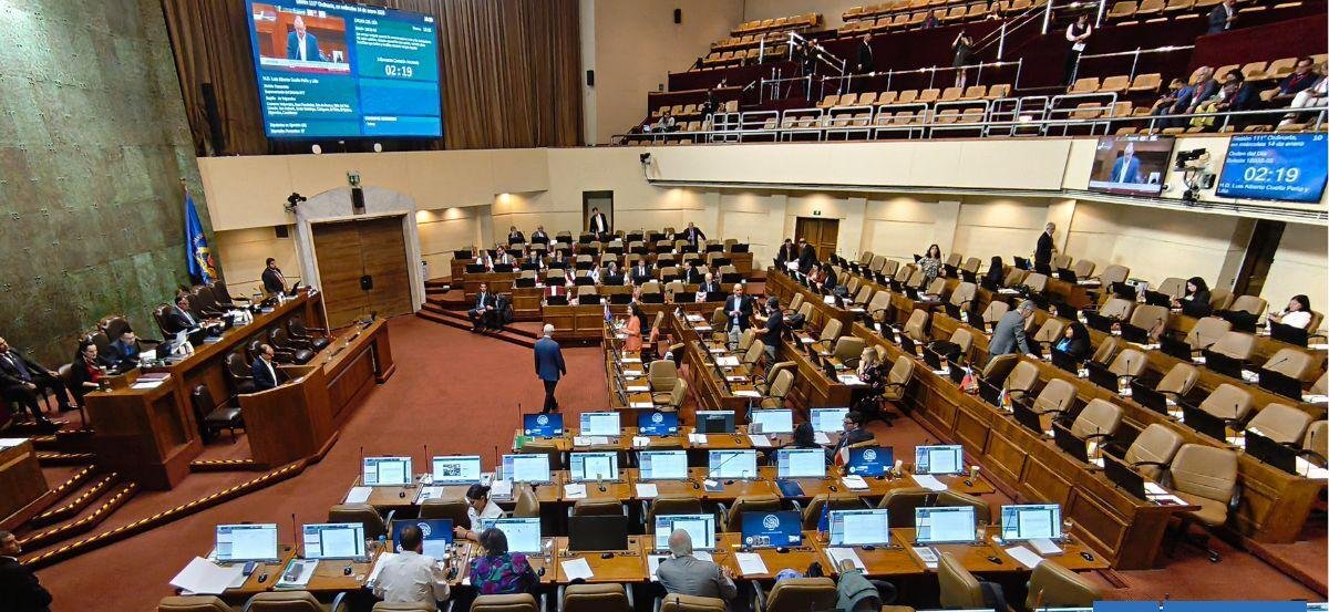 "Rehenes de partidos pequeños": postergación de reforma a sistema político desata críticas al Gobierno